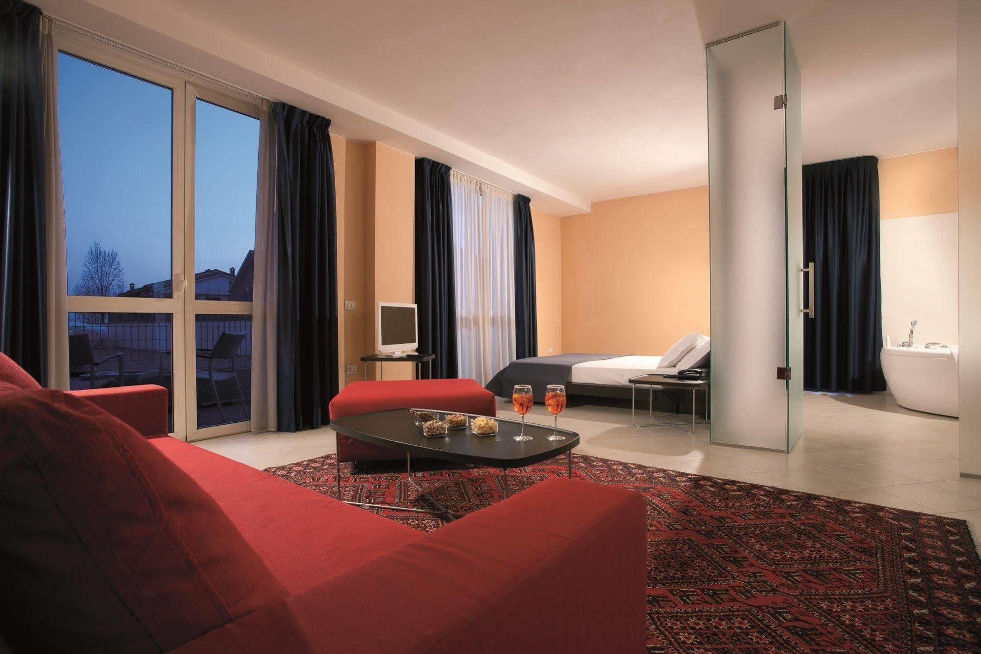 Rosso Frizzante Hotell Sorbara Exteriör bild